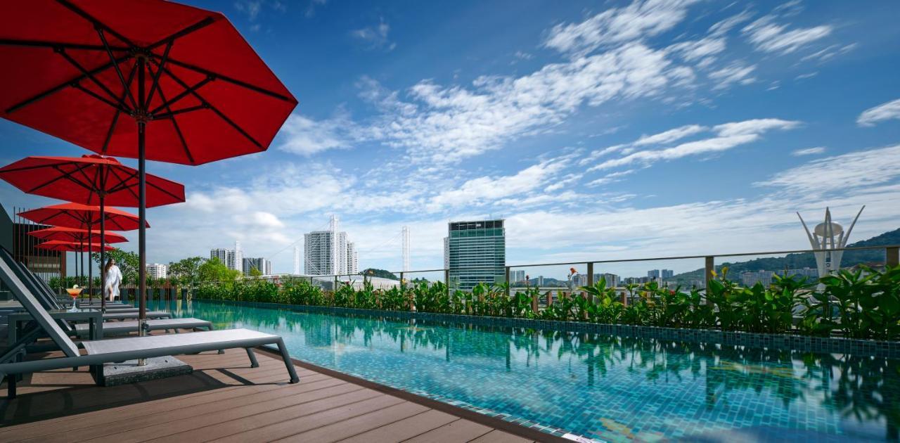 Amari Spice Penang Otel Bayan Lepas Dış mekan fotoğraf The swimming pool at the rooftop