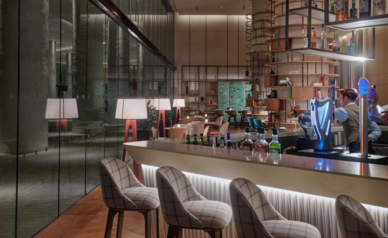 Amari Spice Penang Otel Bayan Lepas Dış mekan fotoğraf The bar at the hotel