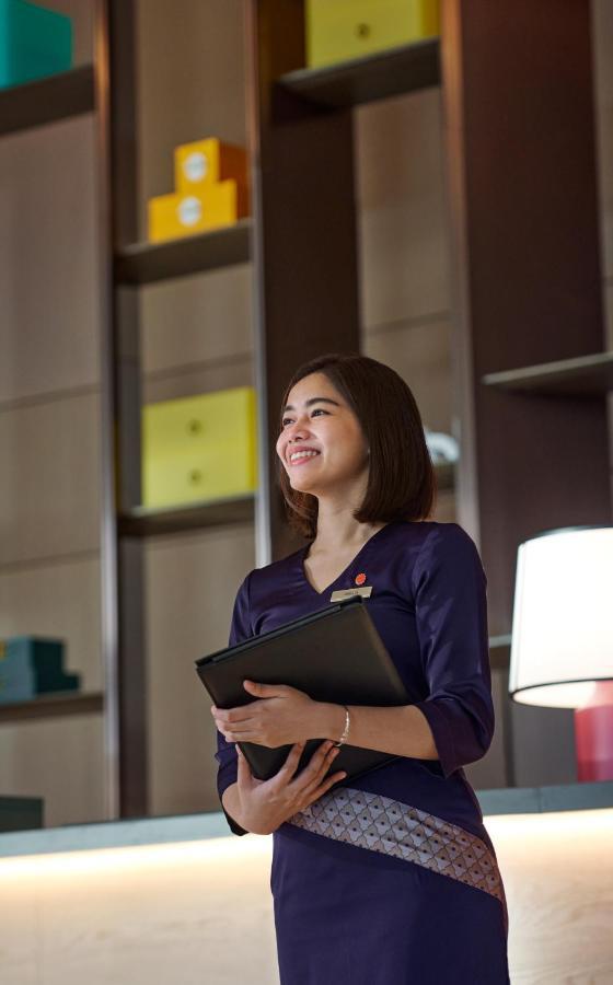 Amari Spice Penang Otel Bayan Lepas Dış mekan fotoğraf A student at the library