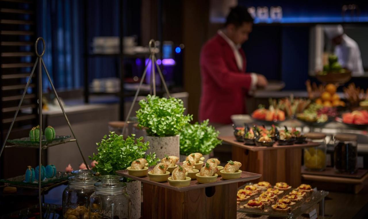 Amari Spice Penang Otel Bayan Lepas Dış mekan fotoğraf A buffet at a hotel